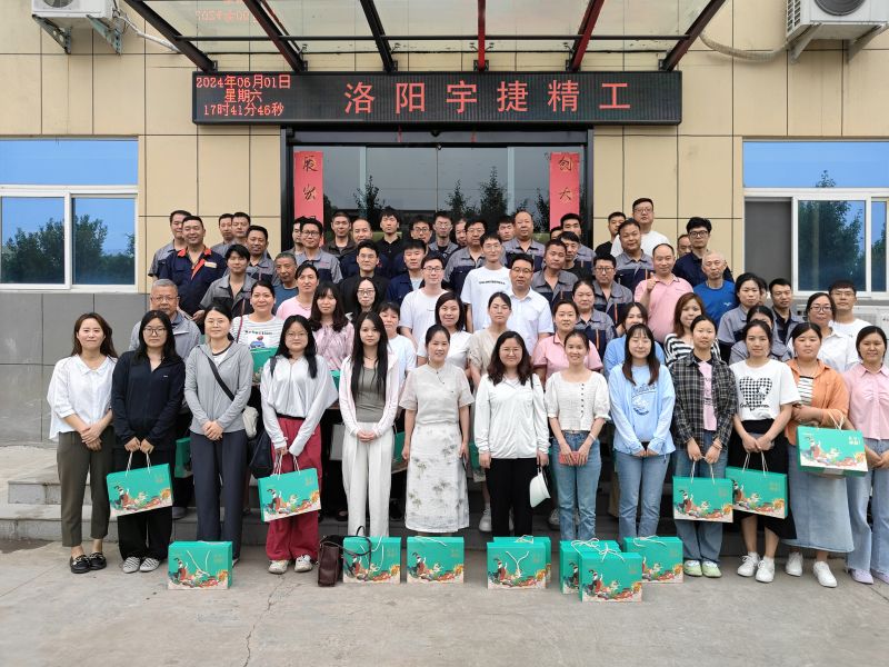 淡淡棕葉香，濃濃世間情，根根絲線連，切切情意牽！